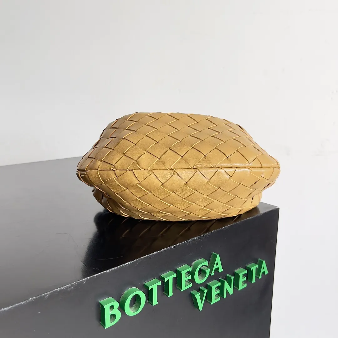 Batch 1120 Bottega veneta͙.——The latest braided and knotted hobo🔥 The top-grade lambskin leather is very soft, the bag shape is unique, practical and durable. It retains the traditional weaving elements while being a bit more flamboyant ~ Made of hand-woven sheepskin, zipper opening and closing, curved seamless structure, effortless to match. Highly recommended⚠️⚠️⚠️ The highest-end in the market🌈 Welcome to compare [Factory equipped with full package] size: 23x15x5cm.   Model: 651876
